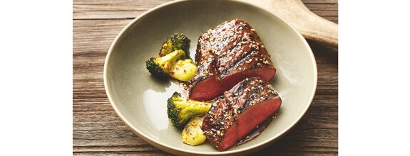Teriyaki Steak | © Klaus Einwanger Teriyaki Steak auf einem Teller mit Geweih als Deko im Hintergrund | © Klaus Einwanger