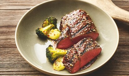 Teriyaki Steak | © Klaus Einwanger Teriyaki Steak auf einem Teller mit Geweih als Deko im Hintergrund | © Klaus Einwanger