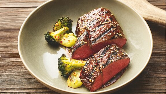 Teriyaki Steak | © Klaus Einwanger Teriyaki Steak auf einem Teller mit Geweih als Deko im Hintergrund | © Klaus Einwanger