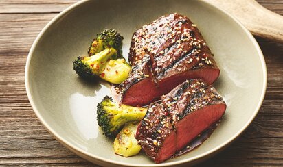 Teriyaki Steak auf einem Teller mit Geweih als Deko im Hintergrund | © Klaus Einwanger